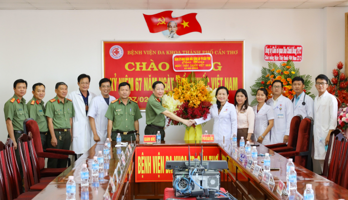 Đại tá Vũ Thành Thức - Phó Giám đốc Công an thành phố thăm, chúc mừng Ngày Thầy thuốc Việt Nam tại Bệnh viện Đa khoa TP Cần Thơ.
