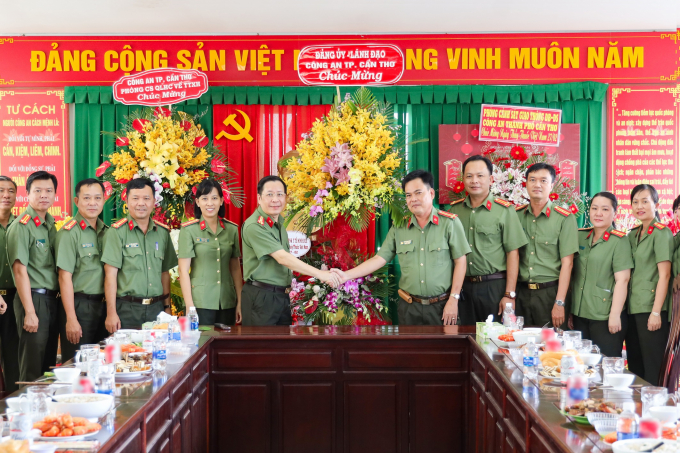 Đại tá Vũ Thành Thức - Phó Giám đốc Công an thành phố thăm, chúc mừng Ngày Thầy thuốc Việt Nam tại Bệnh viện Công an TP Cần Thơ.
