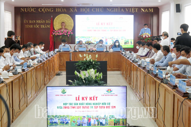 Quang cảnh buổi Lễ ký kết hợp tác sản xuất tiêu thụ sản phẩm nông nghiệp hữu cơ giữa UBND tỉnh Sóc Trăng và Công ty CP Tập đoàn Quế Lâm. Ảnh: TL