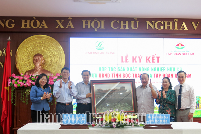 Ông Nguyễn Hồng Lam - Chủ tịch Tập đoàn Quế Lâm trao tặng quà của Tập đoàn Quế Lâm đến UBND tỉnh Sóc Trăng. Ảnh: TL