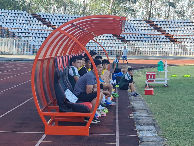 Cựu tiền đạo Nguyễn Việt Thắng (ngồi gần) người đã thay thế chiếc ghế HLV trưởng Trần Công Minh nắm đội Cần Thơ trong trận giao hữu gặp CLB Long An. Ảnh Lê Nguyên