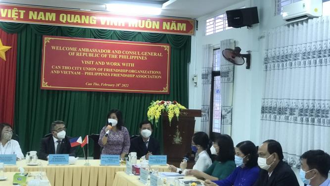 Bà Lê Thị Thanh Giang - Chủ tịch Liên hiệp các tổ chức hữu nghị thành phố Cần Thơ phát biểu chào mừng.