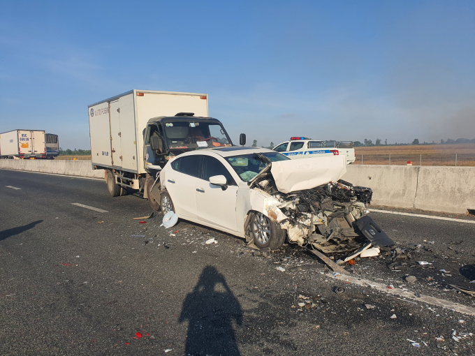 Vụ tai nạn trên tuyến đường cao tốc Lộ Tẻ - Rạch Sỏi khiến nhiều đầu xe ô tô bị vụn nát - Ảnh: Phương Vũ