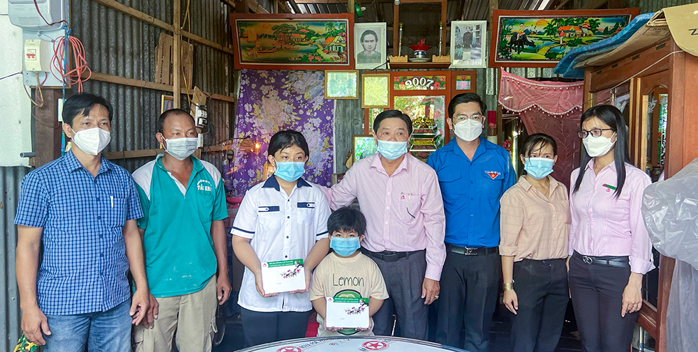Công đoàn cơ sở Chi nhánh Ngân hàng Chính sách xã hội tỉnh An Giang đã đến thăm và trao tiền hỗ trợ cho gia đình 2 chị em Trần Thị Thanh Nhi và Trần Thị Thanh Như