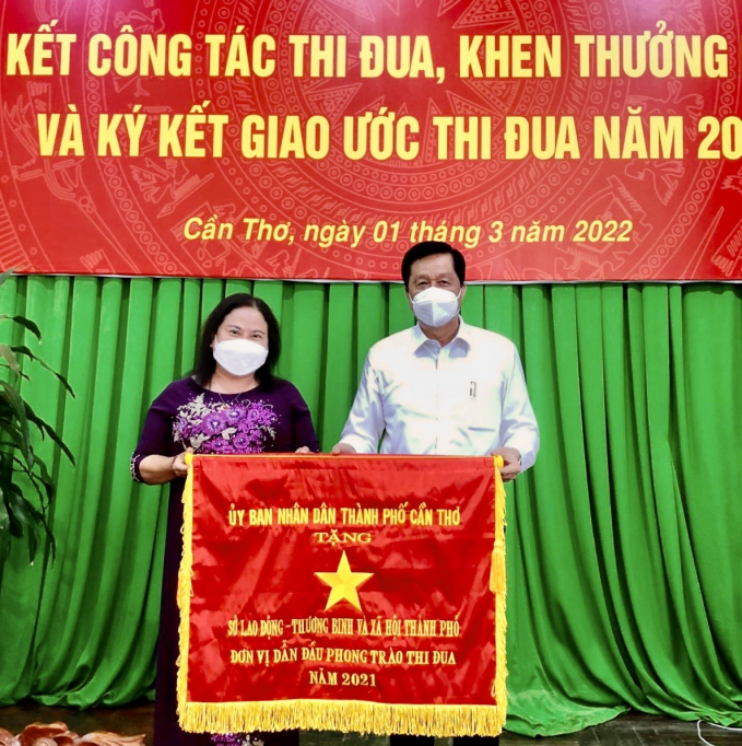 Bà Trần Thị Xuân Mai - Ủy viên UBND, Giám đốc Sở LĐTBXH thành phố Cần Thơ nhận cờ thi đua đơn vị dẫn đầu năm 2021.