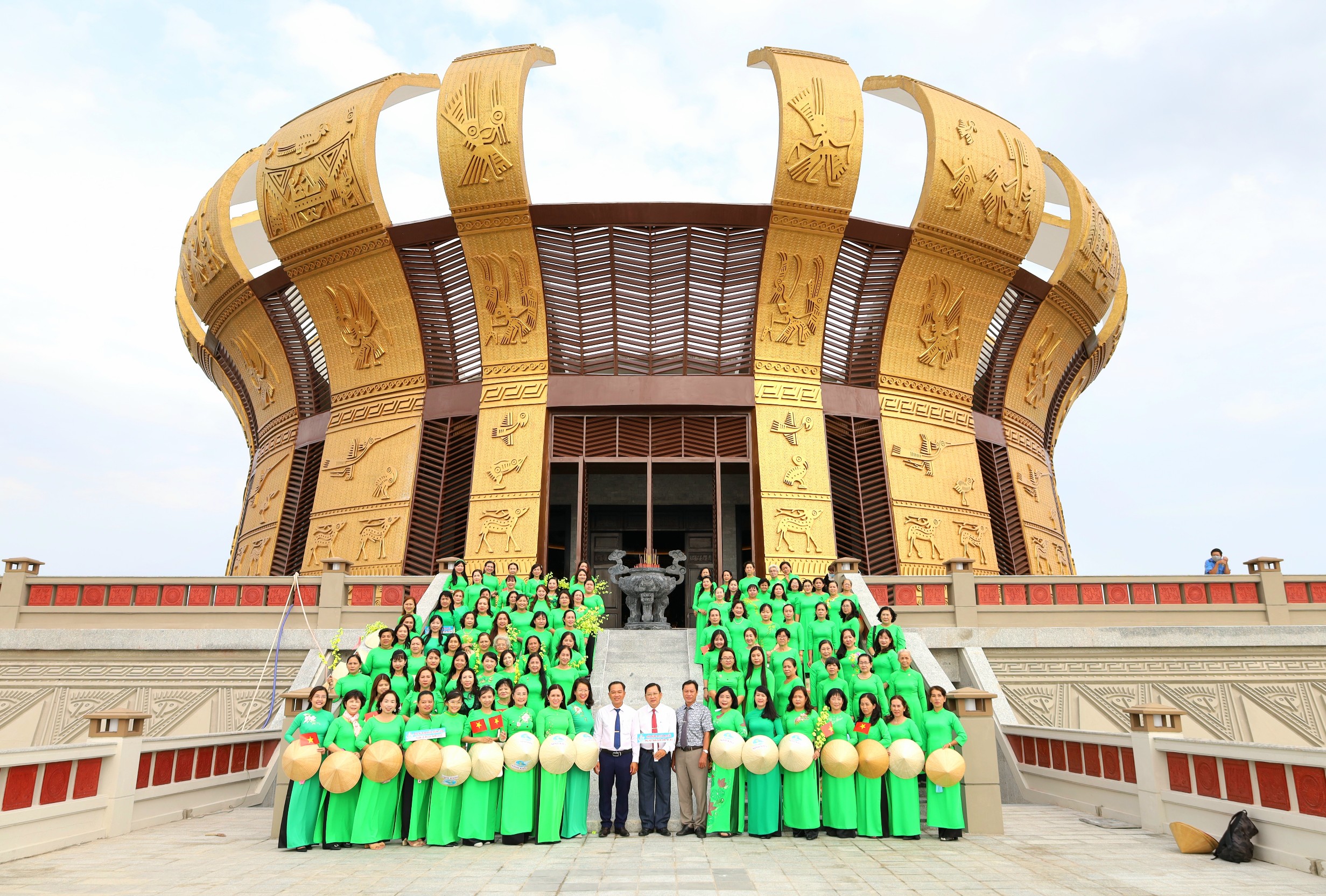 Lãnh đạo quận Ninh Kiều chụp hình lưu niệm cùng Hội Liên hiệp Phụ nữ (LHPN) quận Ninh Kiều tại Đền thờ các vua Hùng (quận Bình Thủy).
