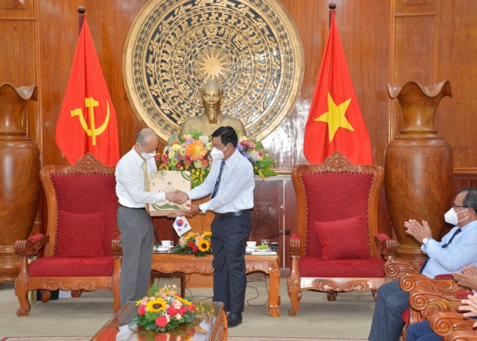 Bí thư Tỉnh uỷ Cà Mau Nguyễn Tiến Hải (bên phải) tặng quà lưu niệm cho ngài Tổng Lãnh sự Kang Myongil. Ảnh: camaugov.