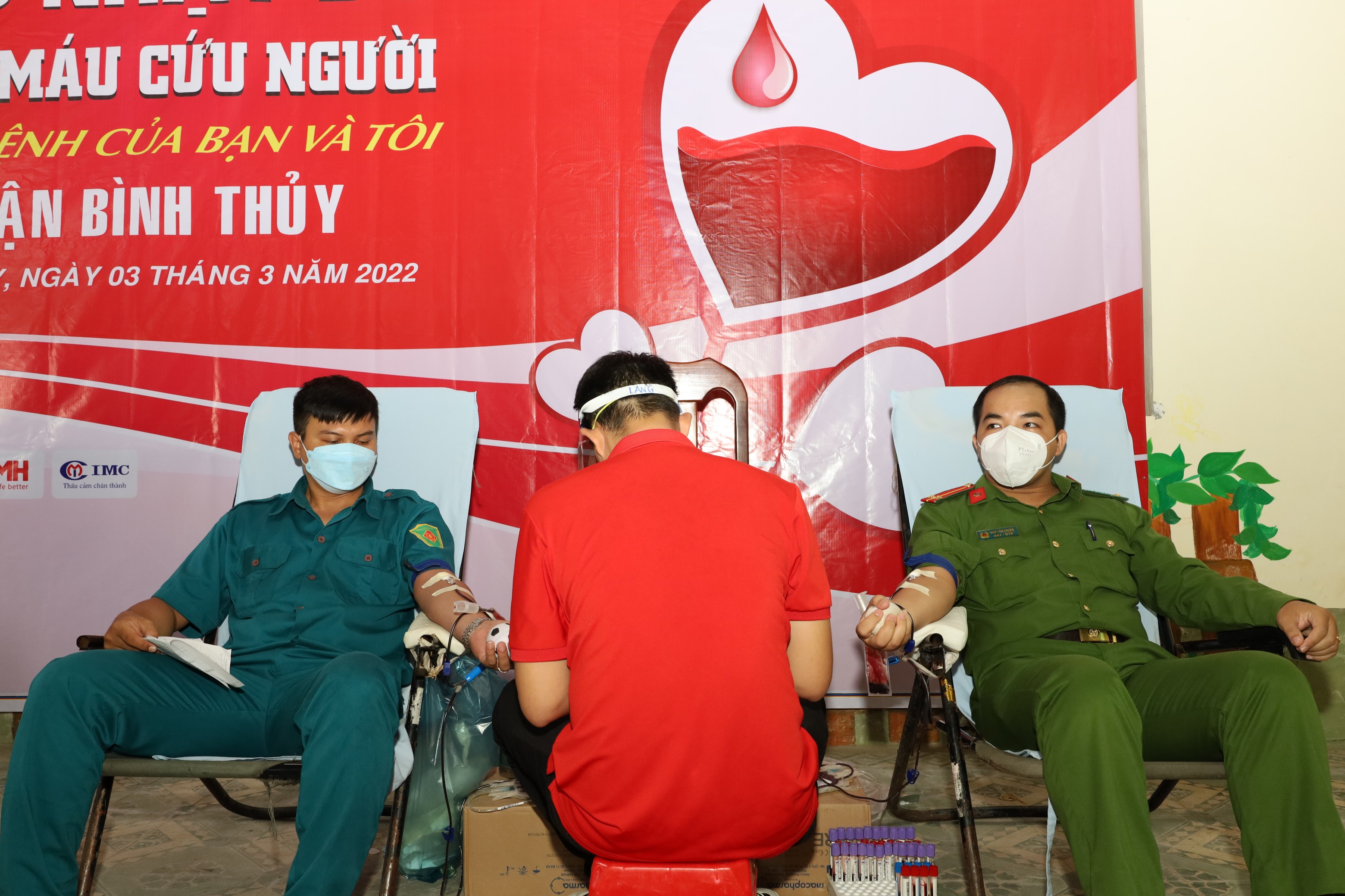 Lực lượng Công an, quân sự tham gia hiến máu tình nguyện.