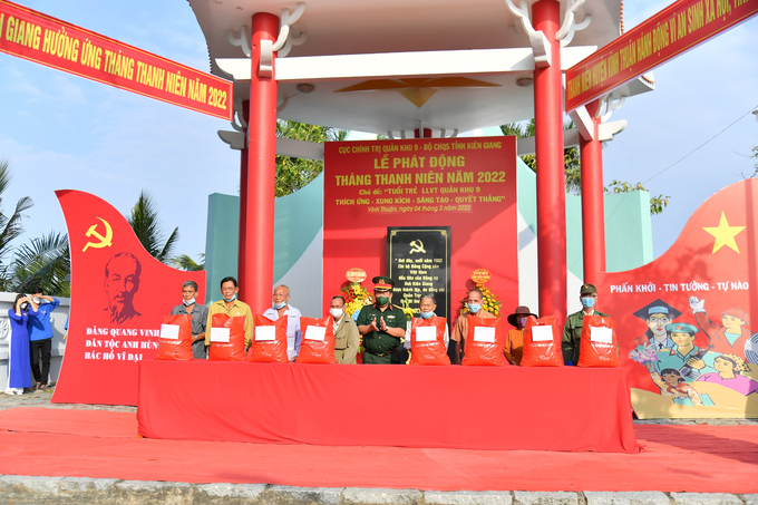 Đại tá Lê Hoàng Giữ, Phó Chủ nhiệm Chính trị Quân khu trao tặng quà gia đình cựu Thanh niên xung phong, gia đình chính sách, gia đình thanh niên xuất ngũ và hộ gia đình có hoàn cảnh khó khăn trên địa bàn huyện.