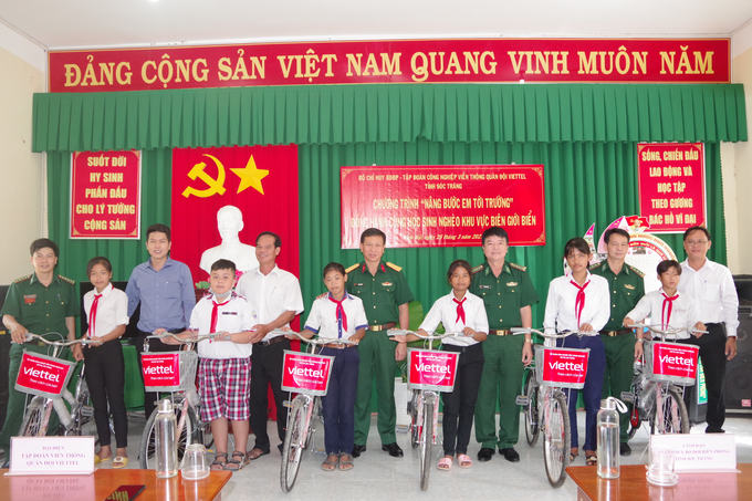 BĐBP Sóc Trăng phối hợp với Tập đoàn công nghiệp viễn thông Quân đội Viettel Sóc Trăng trao tặng xe đạp cho các em học sinh nghèo khu vực biên giới biển.