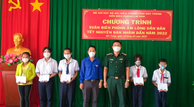 Em Nguyễn Ngọc Ý, học sinh lớp 11 trường THCS & THPT xã Lai Hoà, thị xã Vĩnh Châu (thứ 2 từ trái qua) nhận học bổng từ chương trình “Nâng bước em tới trường”.