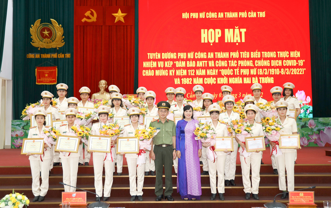 Bà Võ Kim Thoa - Chủ tịch Hội LHPN TP Cần Thơ và Đại tá tá Trần Văn Dương - Phó Giám đốc Công an thành phố tặng hoa và các hình thức khen thưởng cho các gương điển hình tiêu biểu