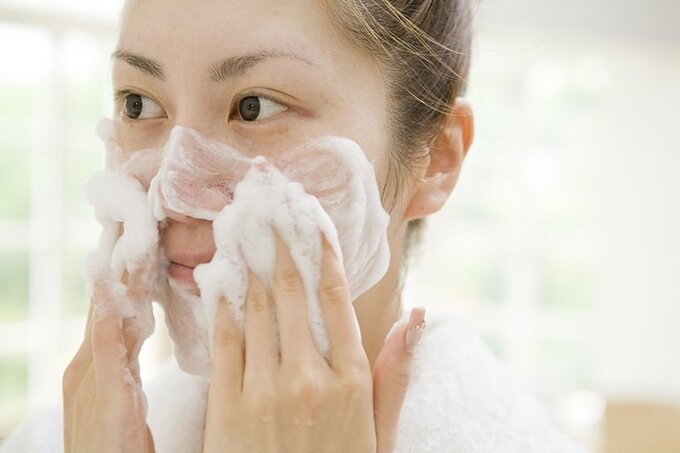 Trong khi ngủ, vi khuẩn từ nước bọt và dầu từ tóc của bạn dễ dàng chuyển vào mặt của bạn. Vì vậy, rửa mặt sạch vào buổi sáng cũng là điều nên làm. Ảnh Internet.