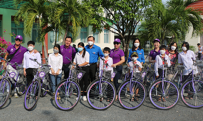 Lãnh đạo Tỉnh đoàn, Hội Khuyến học tỉnh và Câu lạc bộ ACE Charity trao xe đạp cho học sinh. Ảnh dongthapgov.