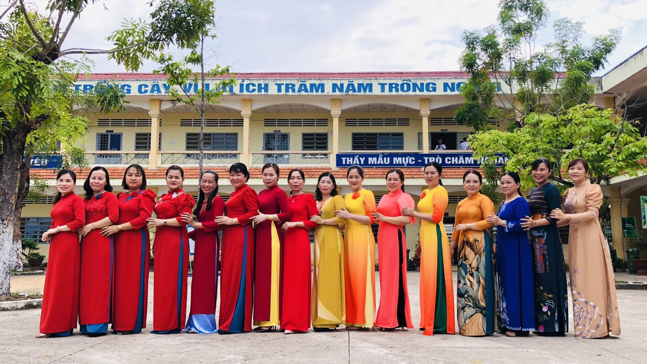 Trường THCS Thị trấn Cờ Đỏ - huyện Cờ Đỏ tham gia hưởng ứng sự kiện “Tuần lễ Áo dài - Di sản Văn hóa Việt Nam” do Trung ương Hội Phụ nữ Việt Nam tổ chức.