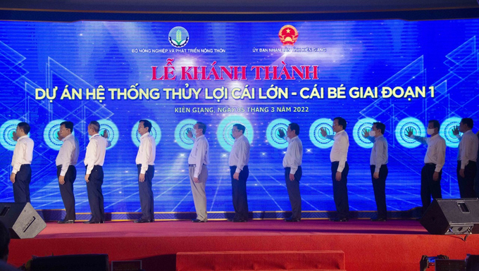 Thủ tướng Chính phủ Phạm Minh Chính cùng lãnh đạo các bộ, địa phương liên quan thực hiện nghi thức khánh thành dự án hệ thống thuỷ lợi Cái Lớn- Cái Bé.