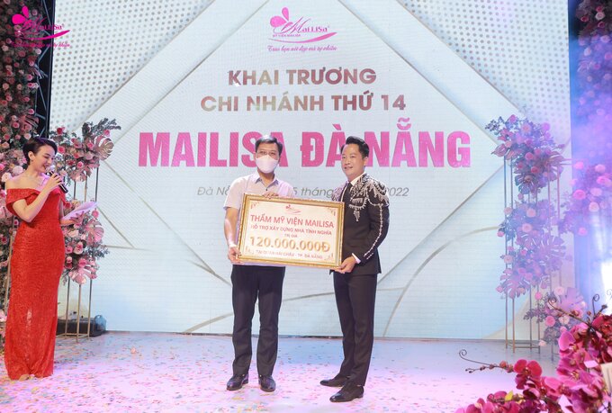 Ông Hoàng Kim Khánh, Giám đốc điều hành hệ thống Thẩm mỹ viện Mailisa trao tặng 120 triệu đồng xây dựng nhà tình nghĩa cho các hộ chính sách gặp khó khăn.