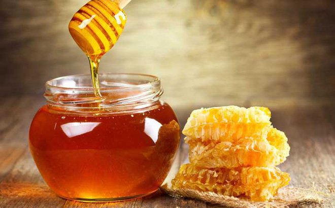 Trên thực tế đã có nhiều người áp dụng chế độ ngừng ăn đường trắng và thay thế nó bằng mật ong. Ảnh: vinmec.