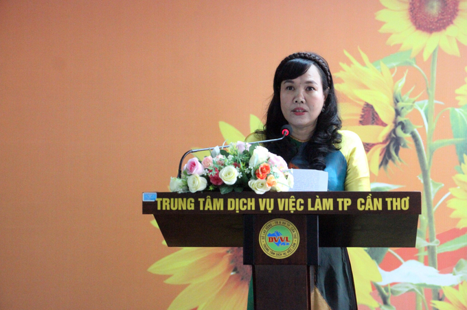 Bà Võ Kim Thoa - Thành ủy viên, Chủ tịch Hội LHPN thành phố đọc tham luận.
