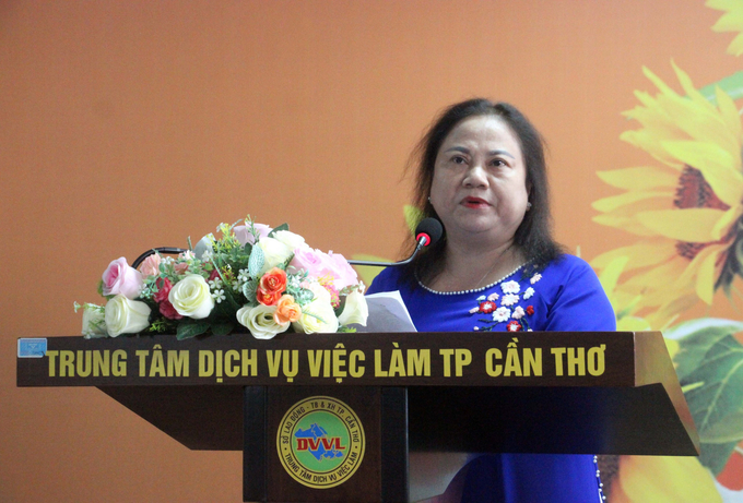 Bà Trần Thị Xuân Mai - Phó Trưởng ban thường trực Ban vì sự tiến bộ của phụ nữ thành phố Cần Thơ, Giám đốc Sở LĐTBXH đọc tham luận tại buổi tọa đàm.