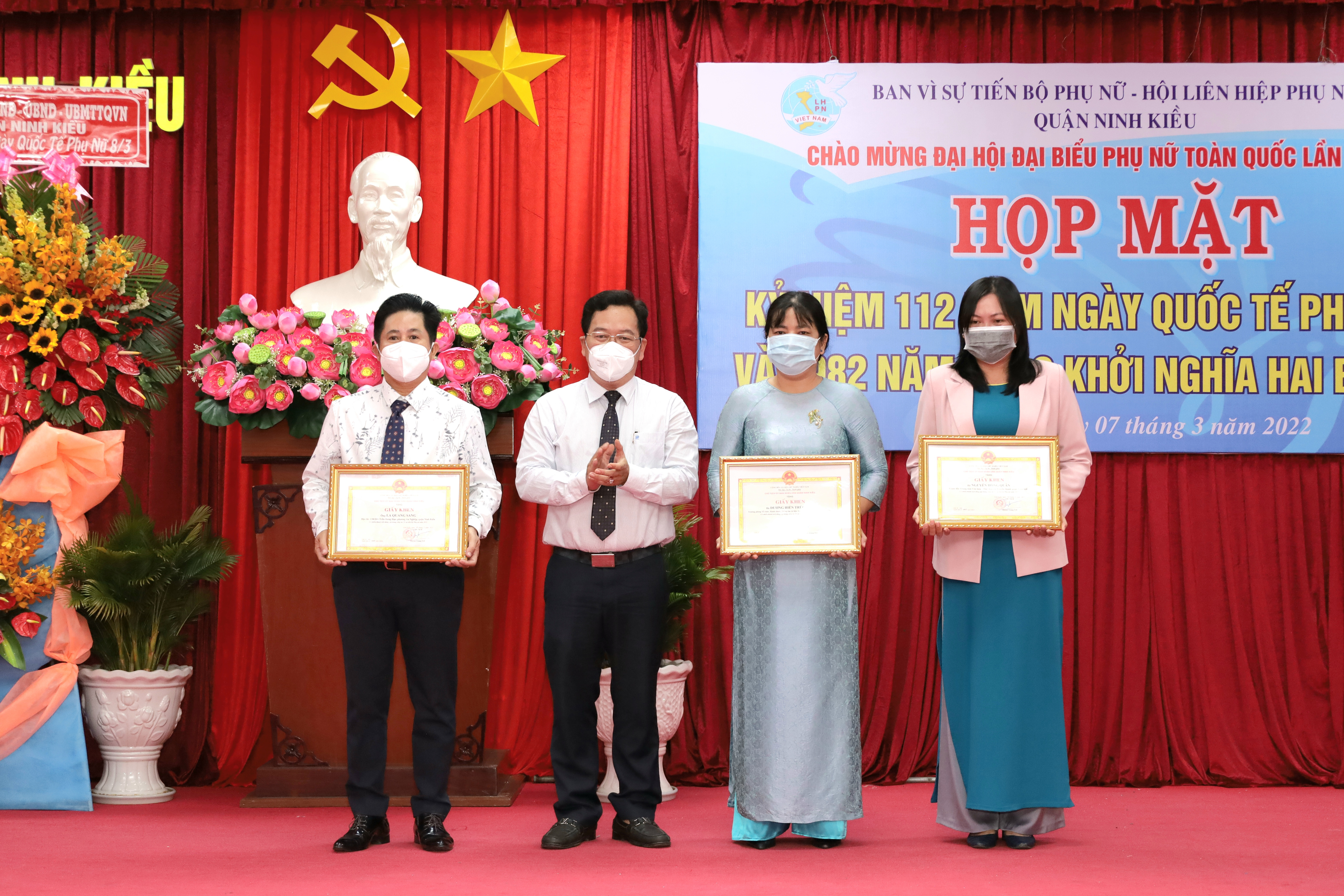 UBND quận Ninh Kiều đã tặng giấy khen cho 7 tập thể và 3 cá nhân tiêu biểu có nhiều thành tích đóng góp Vì sự tiến bộ phụ nữ năm 2021.