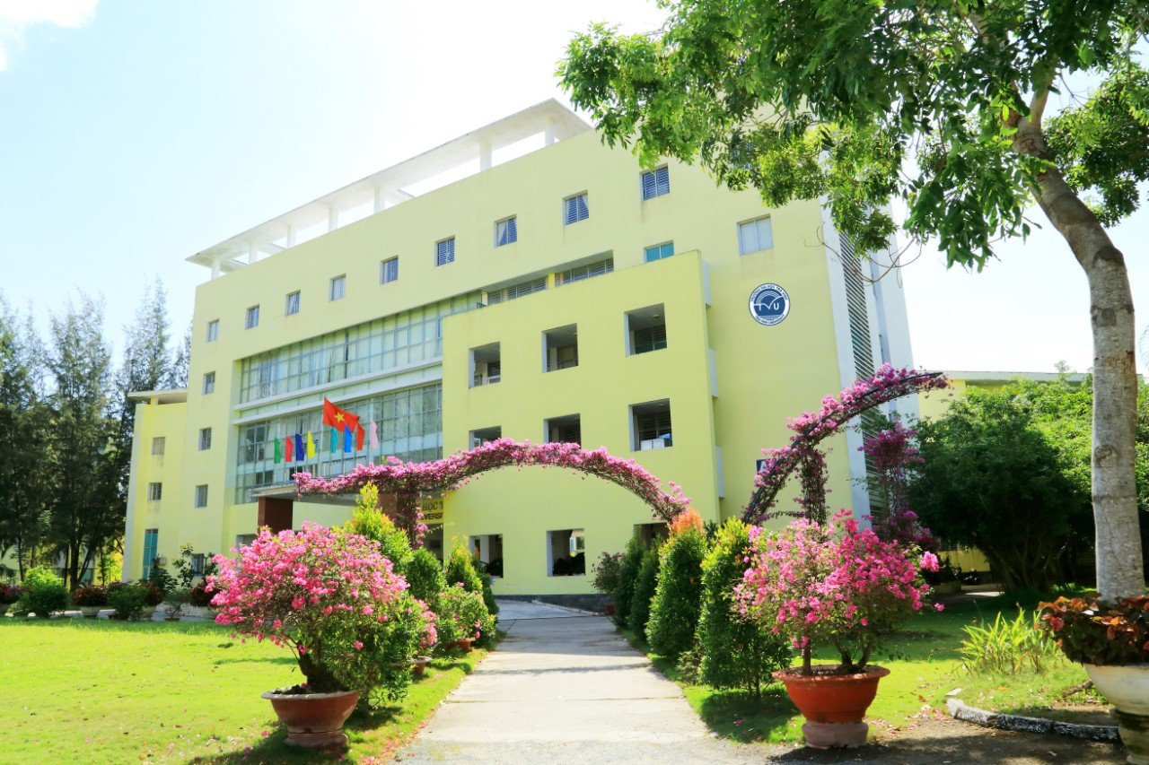 Trường đại học Trà Vinh được biết đến là một đại học xanh, thân thiện hướng về cộng đồng.