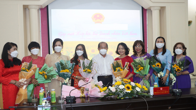 Phó Chủ tịch Ủy ban nhân dân tỉnh Đoàn Tấn Bửu tặng hoa chúc mừng các nữ doanh nhân. Ảnh: dongthapgov.