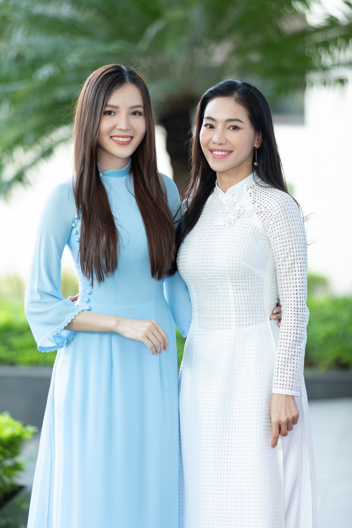 Hoa khôi Thúy Vi trong trang phục áo dài cùng 'bà trùm' hoa hậu Phạm Kim Dung.