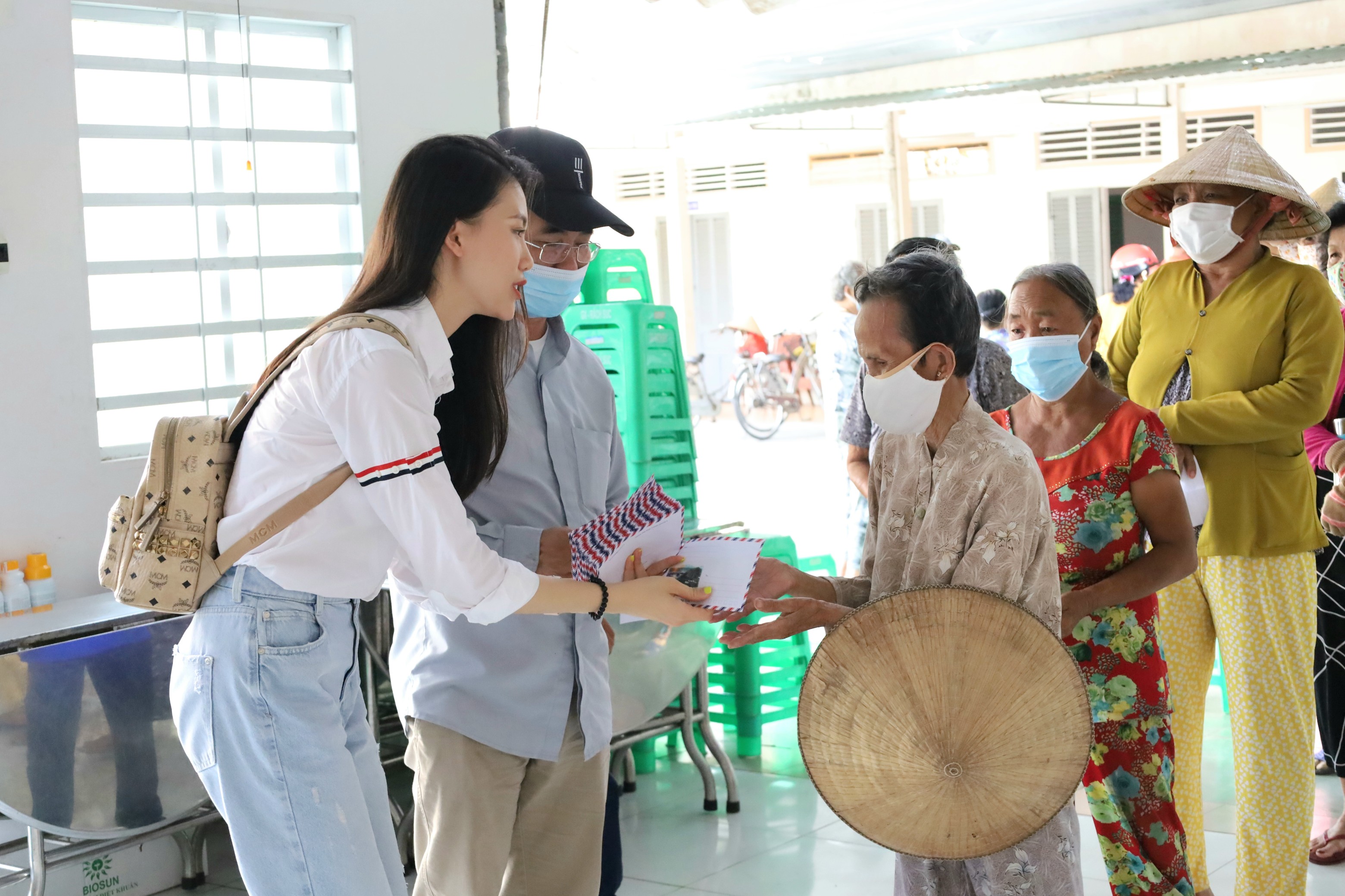 Siêu mẫu Bùi Quỳnh Hoa tặng quà cho người dân trên địa bàn phường Long Hòa, quận Bình Thủy.