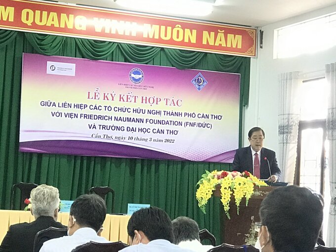 GS TS Hà Thanh Toàn - Hiệu trưởng Trường Đại học Cần Thơ đọc phát biểu tại lễ ký kết.