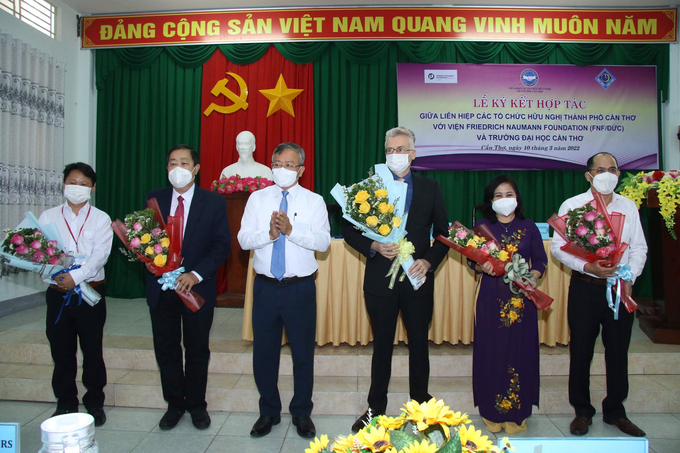 Ông Nguyễn Trung Nhân - Ủy viên Ban Thường vụ Thành ủy, Chủ tịch UBMTTQ thay mặt lãnh đạo thành phố tặng hoa chúc mừng các đại biểu.