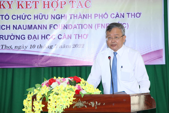 Ông Nguyễn Trung Nhân - Ủy viên Ban thường vụ, Chủ tịch MTTQ thành phố chỉ đạo.