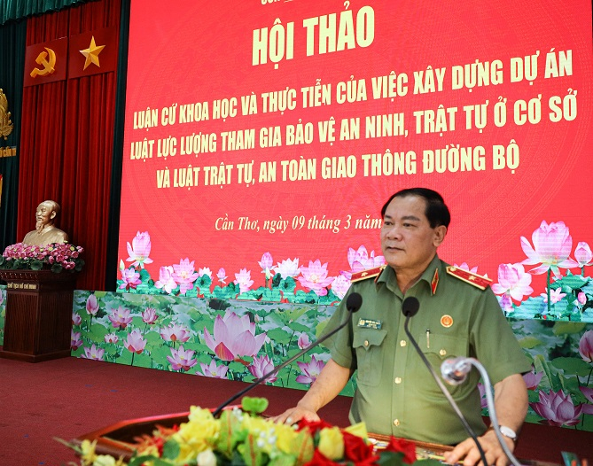 Thiếu tướng Nguyễn Văn Thuận, Ủy viên Ban Thường vụ Thành ủy, Bí thư Đảng ủy, Giám đốc Công an thành phố phát biểu tại Hội thảo.