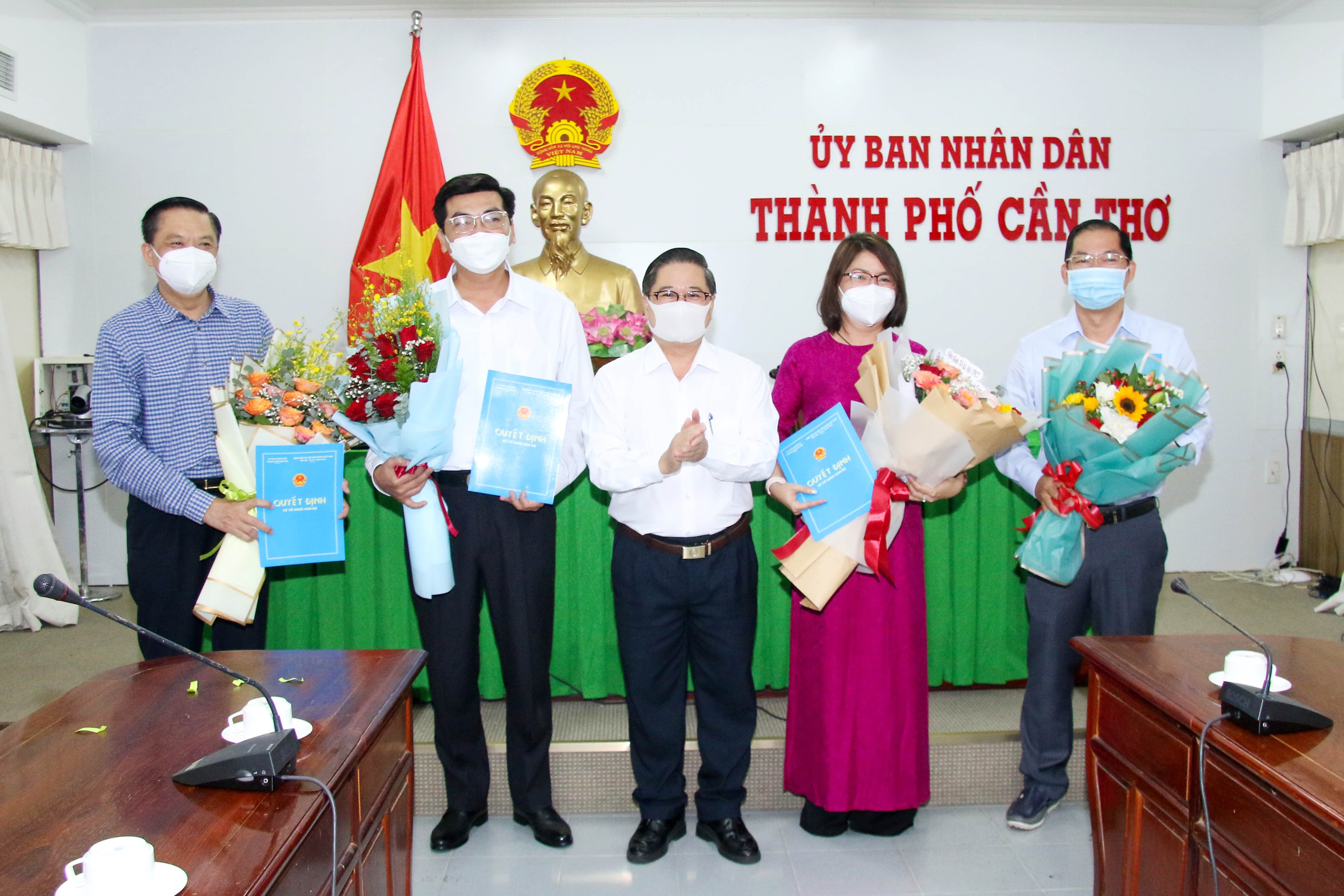 Ông Trần Việt Trường – Phó Bí thư Thành ủy, Chủ tịch UBND TP. Cần Thơ trao quyết định cho các đồng chí nhận nhiệm vụ.