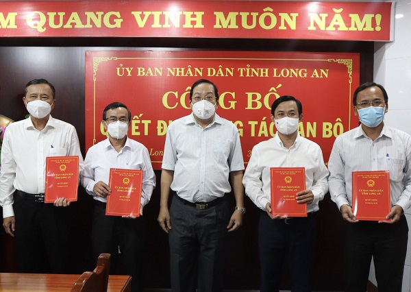 Phó Chủ tịch UBND tỉnh – Nguyễn Minh Lâm trao các quyết định về công tác cán bộ. Ảnh: longangov.