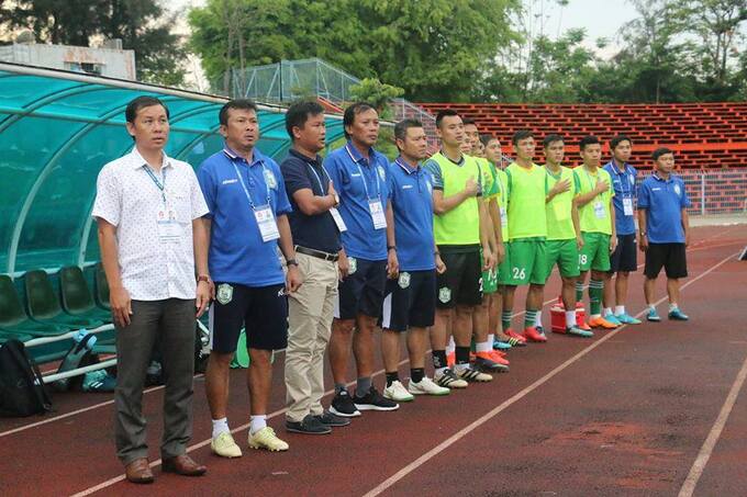 Cựu trợ lý HLV Nguyễn Anh Tuấn (thứ 2 từ trái qua) cùng BHL và cầu thủ Cần Thơ. Ảnh: FBNV