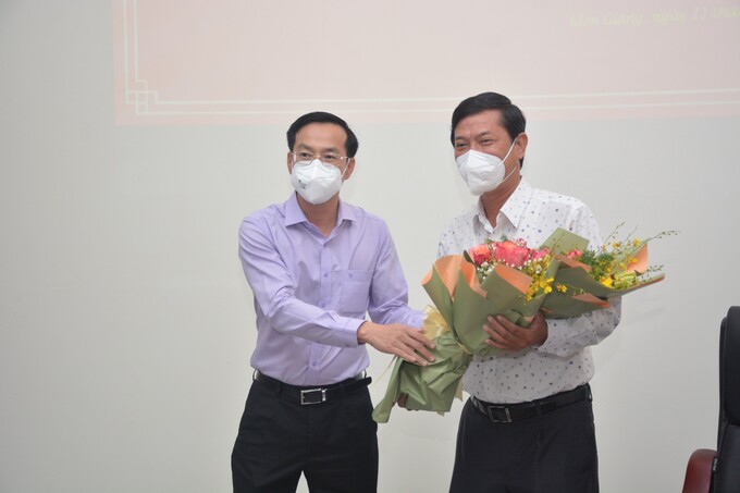 Phó Chủ tịch UBND tỉnh Kiên Giang Nguyễn Thanh Nhàn (bên trái), tặng hoa chúc mừng ông Lê Văn Chuyển, chiều ngày 11/3.