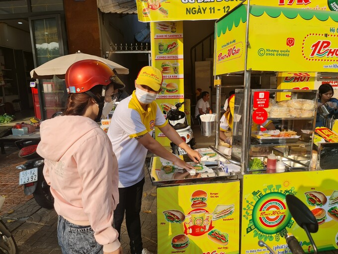 Nhân viên cửa hàng đang tư vấn cho khách. Ảnh: Lê Nguyên