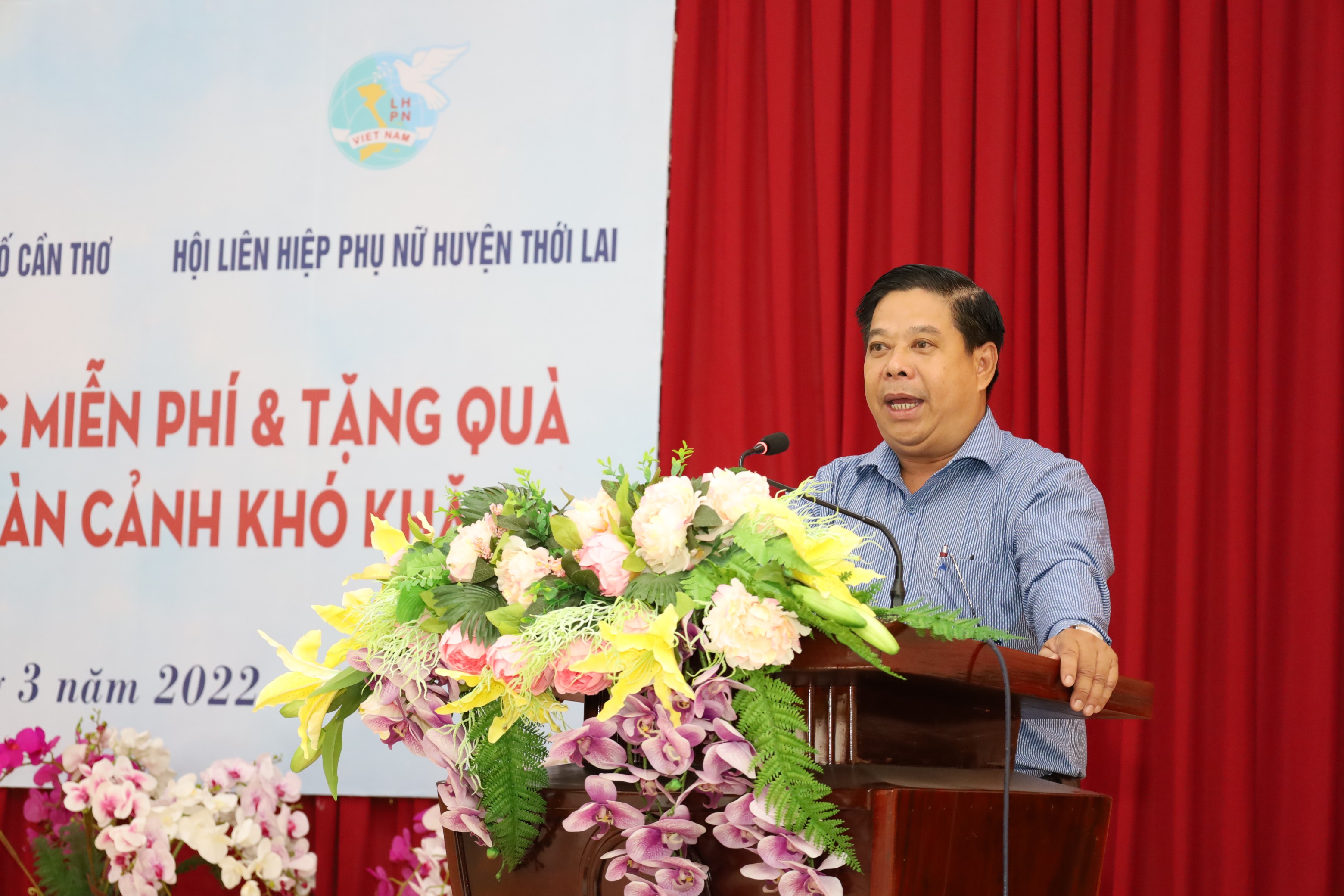 Ông Nguyễn Thành Út – Phó Bí thư Huyện ủy, Chủ tịch UBND huyện Thới Lai phát biểu tại chương trình khám bệnh, cấp thuốc miễn phí.