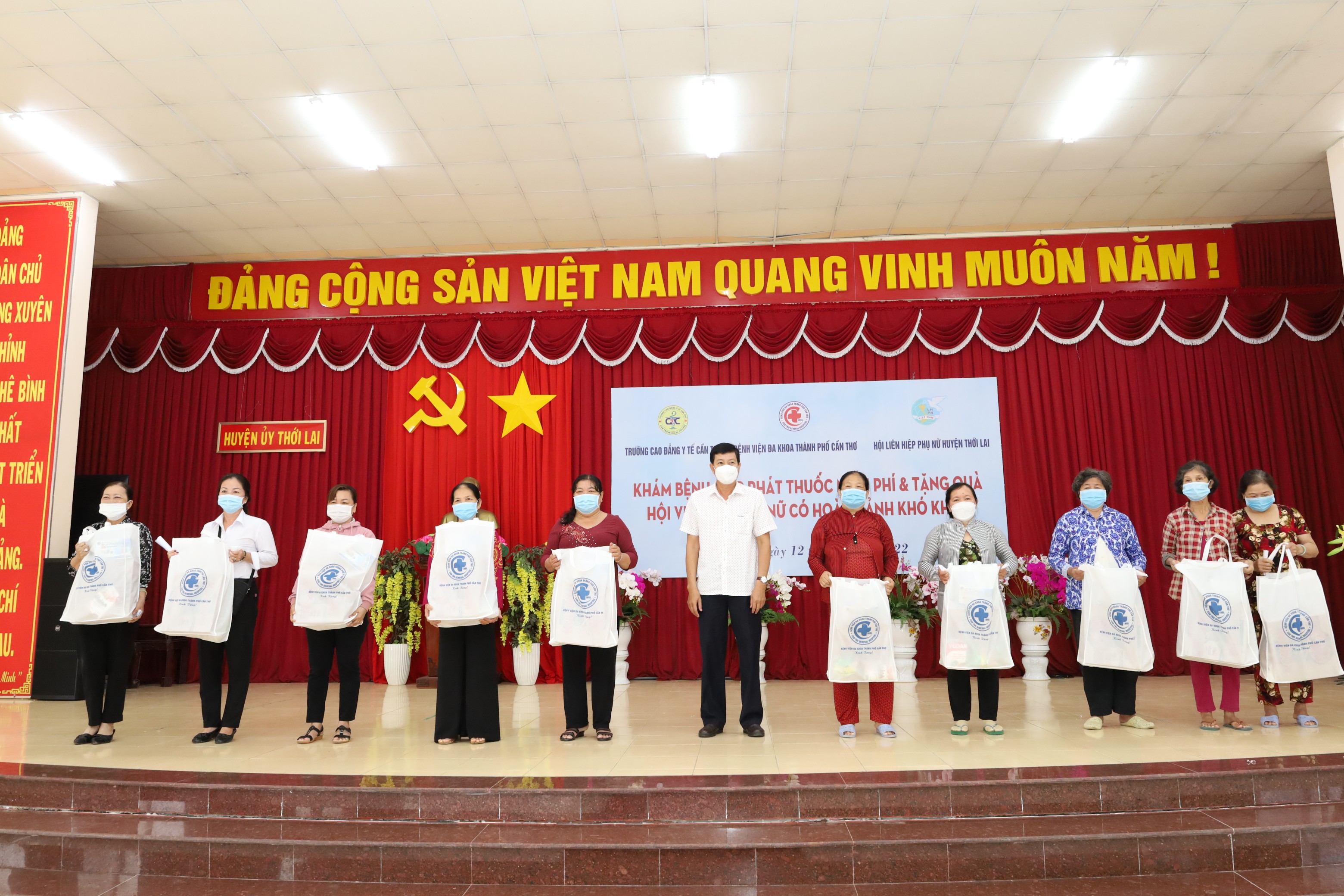 Ông Nguyễn Văn Phong – Thành ủy viên, Bí thư Huyện ủy Thới Lai trao tặng quà cho người dân.