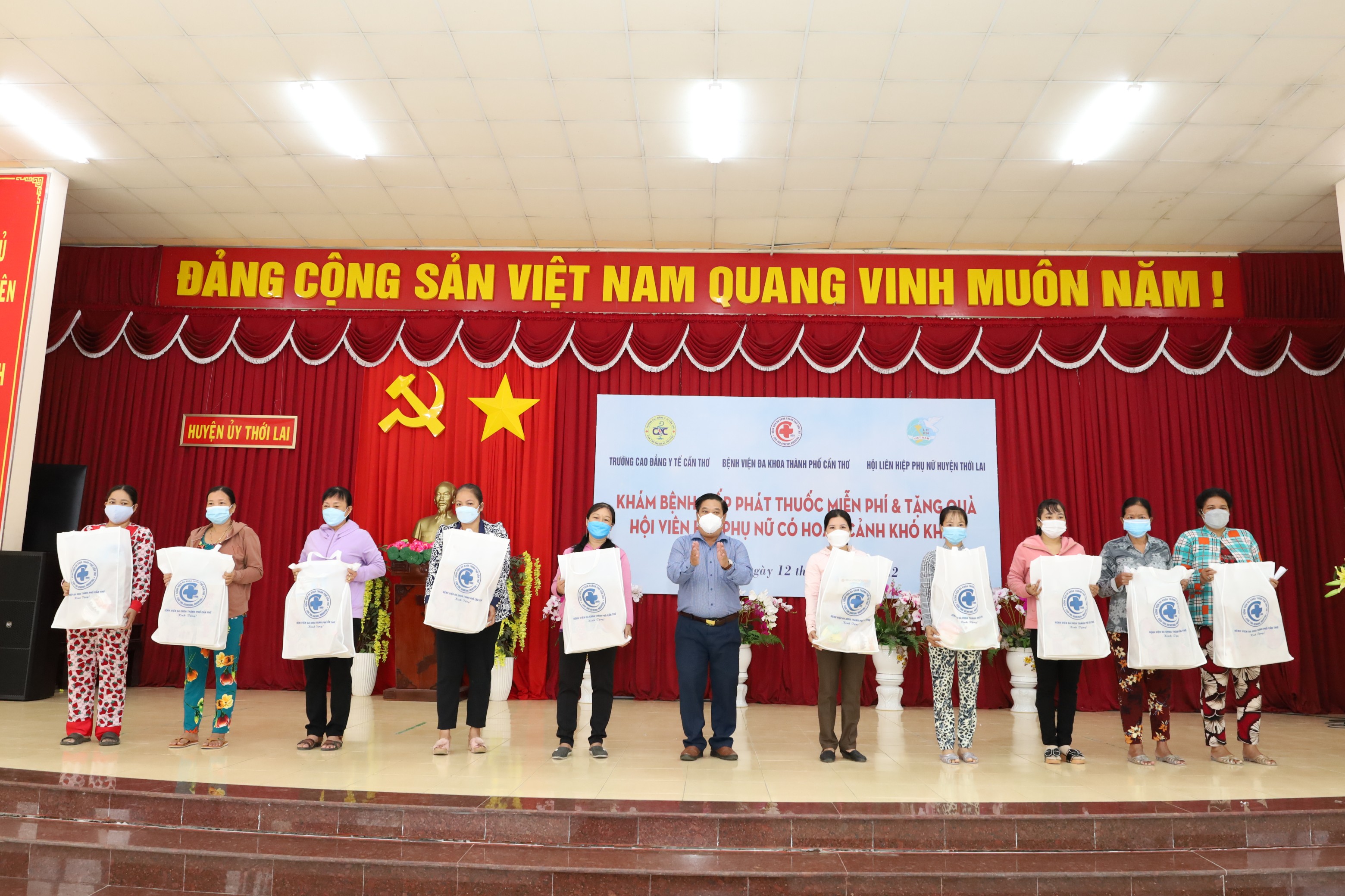 Ông Nguyễn Thành Út – Phó Bí thư Huyện ủy, Chủ tịch UBND huyện Thới Lai trao trặng quà cho người dân.
