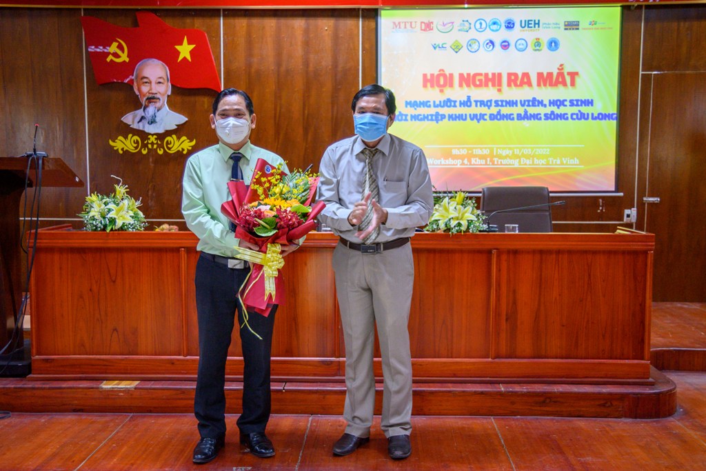 Ông Lư Phước Hiệp, Phó trưởng ban chỉ đạo thực hiện đề án khởi nghiệp tỉnh Trà Vinh, tặng hoa chúc mừng Hội đồng quản trị mạng lưới.