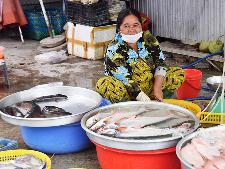 Tiểu thương kinh doanh cá tươi sống tại chợ nông sản Thứ Ba (An Biên).