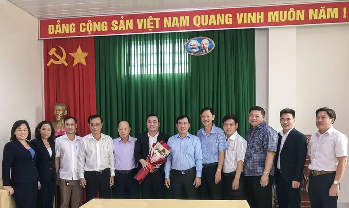 Ông Dương Quốc Thủy (thứ 6 từ trái qua) nhận hoa chúc mừng của Ban chấp hành Hiệp hội.