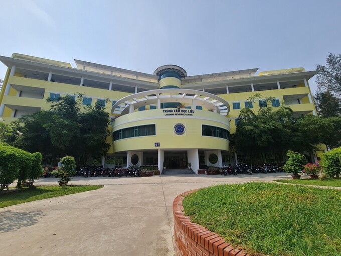 Trung tâm học liệu trường Đại học Trà Vinh. Năm 2021 trường vinh dự nằm trong top 100 trường đại học có ảnh hưởng và đóng góp tích cực cho xã hội do WURI Ranking xếp hạng tháng 6/2017.
