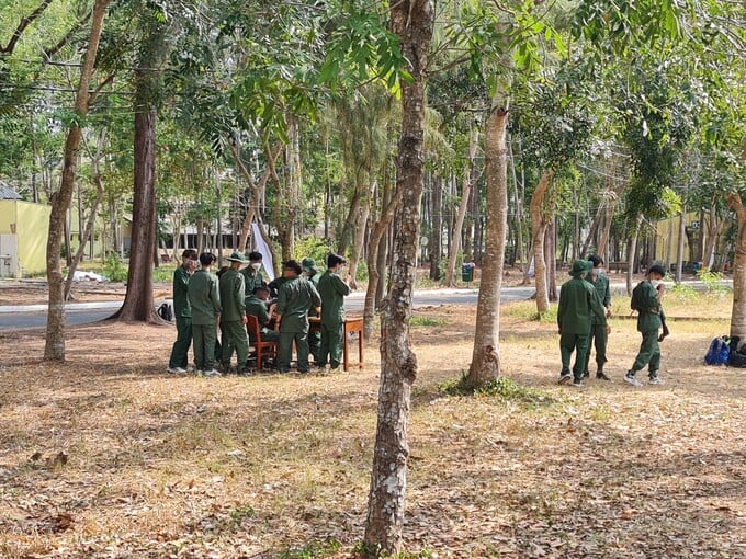 Khu vực học quân sự của các bạn sinh viên với hàng cây xanh mát mẻ.