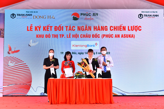 Đại diện Trần Anh Group ký thỏa thuận hợp tác với Ngân hàng Kiên Long - đơn vị tài trợ vốn cho Dự án.