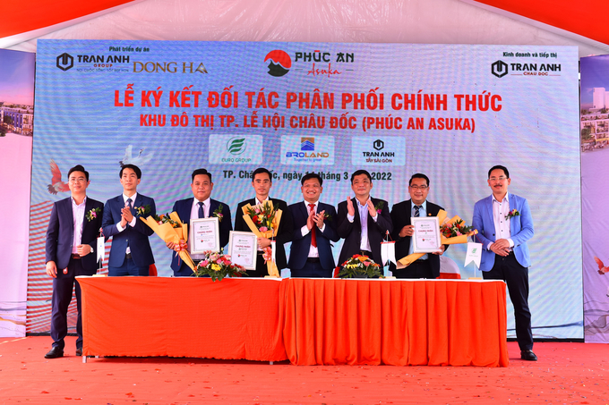 Đại diện Trần Anh Group trao chứng nhận phân phối độc quyền cho 3 công ty bất động sản, phân phối sản phẩm của Dự án.