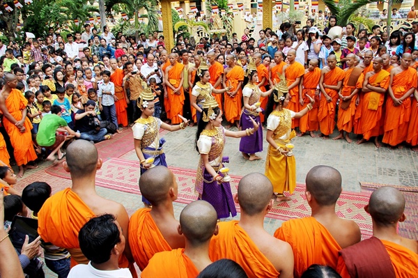 Đồng bào Khmer đón Tết cổ truyền Chôl Chăm Thmây. Ảnh: Duy Quang.