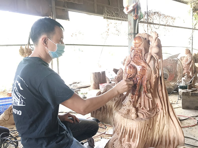 Anh Đinh Văn Thi, ngụ ấp Suối Mây, xã Dương Tơ (TP. Phú Quốc) thực hiện quy trình để sáng tạo ra một tác phẩm điêu khắc.